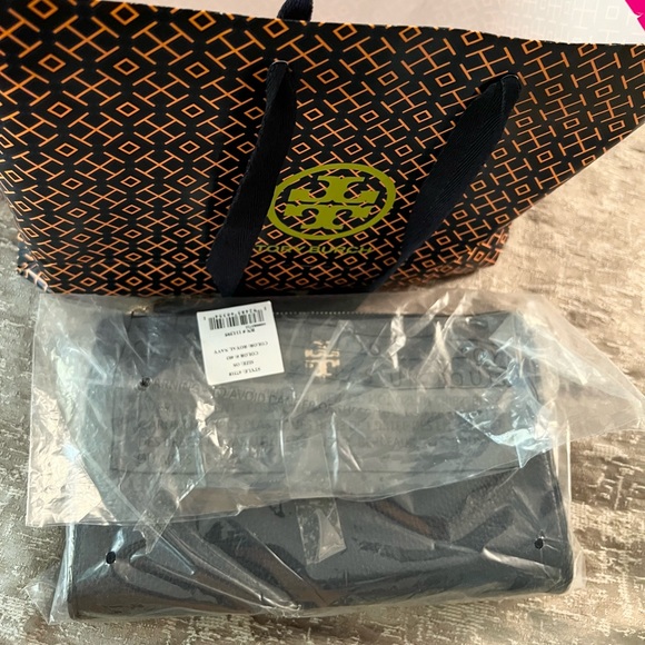 Authentic NWT Navy Tory Burch Crossbody - Picture 1 of 12